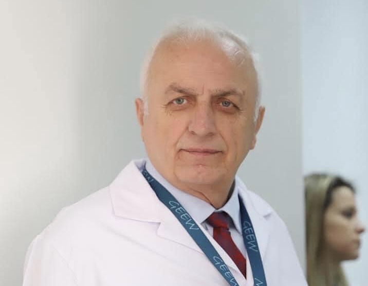 Humb jeten nga covid mjeku i njohur i QSUT