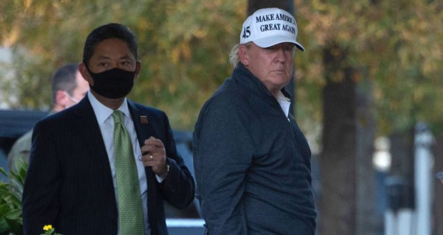 Trump rikthehet në Shtëpinë e Bardhë