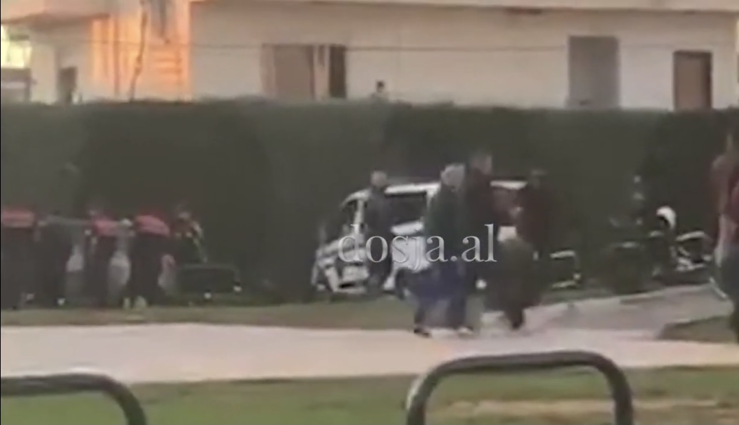 Ervis Causholli tek spitali ushtarak, policia i rrethon makinen