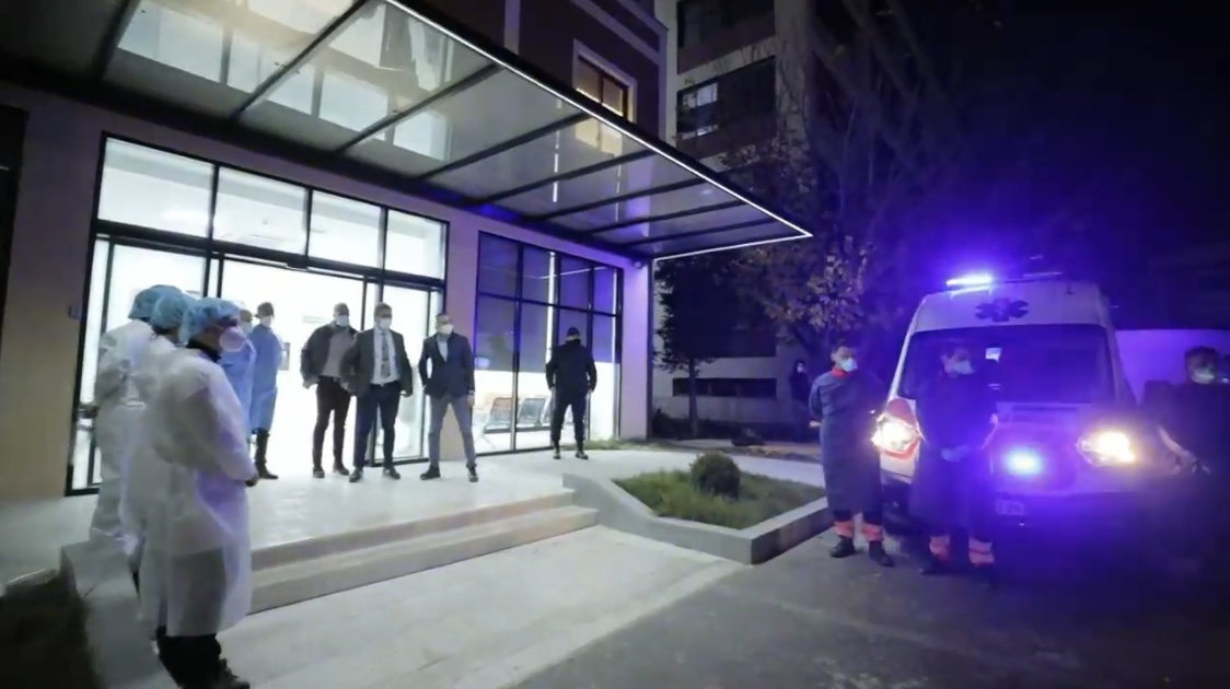 Shtohen të sëmurët, hapet spitali covid 4, arrijnë të sëmurët e parë