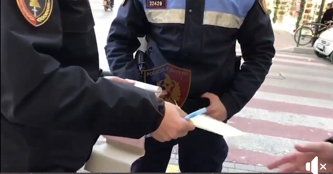 Qindra gjoba nga policia për maskat, goditen të ardhurat për ushqim
