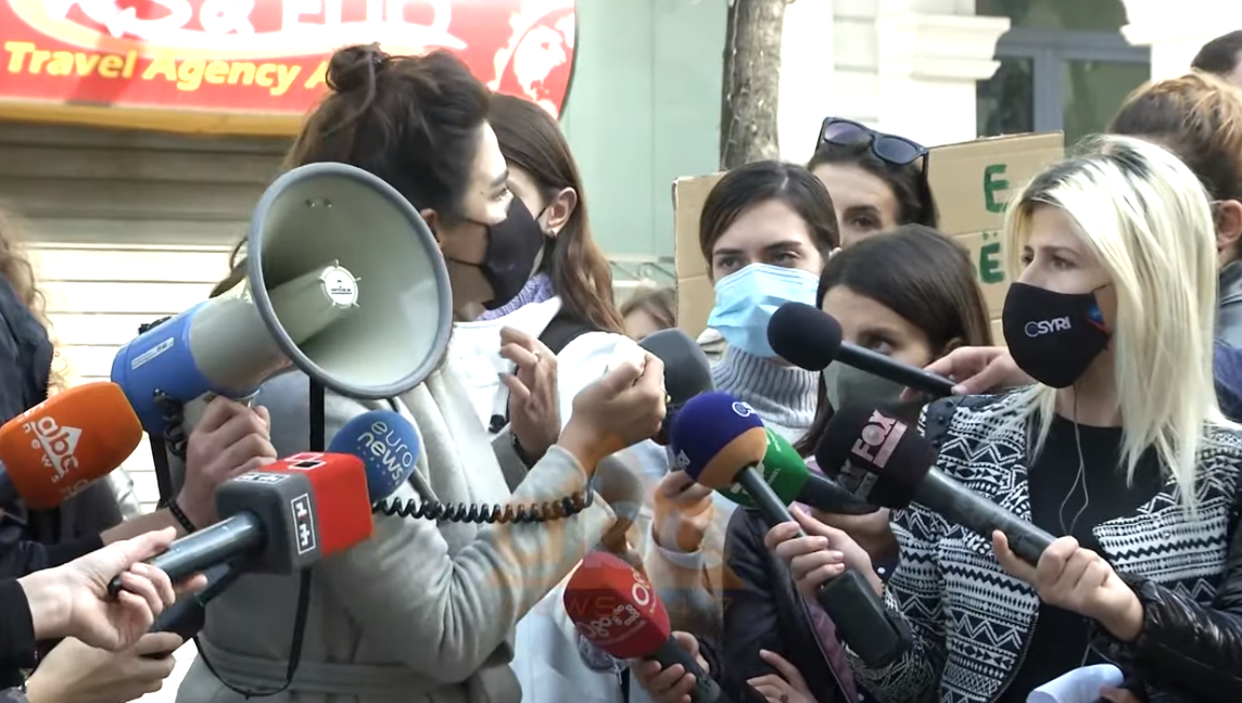 Studentet ne diten e dyte te protestes, kunder qeverise per mesimin online