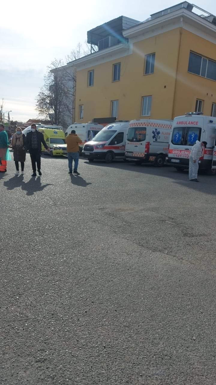 FOTO/ Rradhe ambulancash te Covid 2