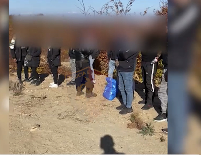 KORCE/ Po transportonte 12 emigrante me ‘low cost’, bie ne pranga