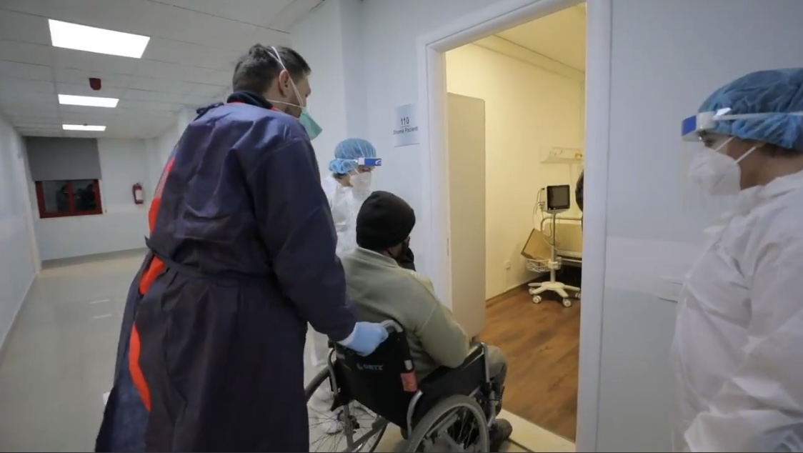 Shtohen të sëmurët, hapet spitali covid 4, arrijnë të sëmurët e parë