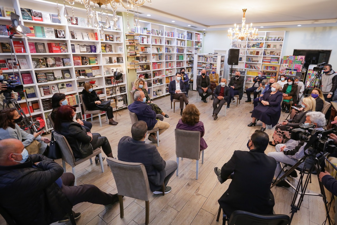 Basha takon mësuesit për situatën e pandemisë: Trajtim mbrojtës për mesuesit njësoj si mjekët