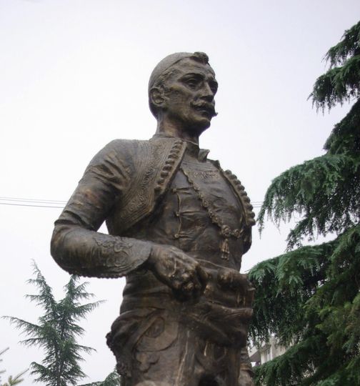 Shtatorja e Ali Ibres në Tropojë, skulptori Isa Baliaj flet për lidhjet e tij me këtë vepër