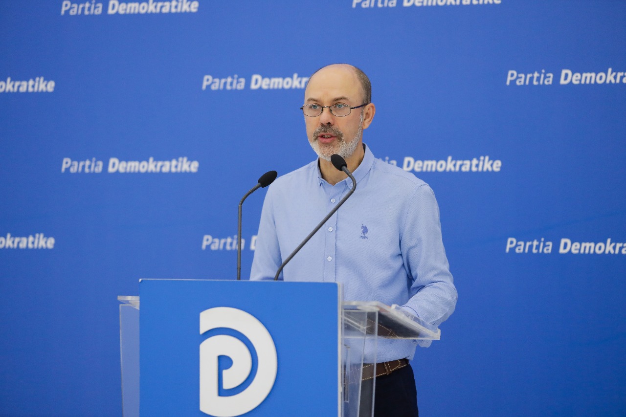 Ministria e Arsimit urdhëron ZVA dhe shkollat të mos flasin për mediat pa leje nga Ministria