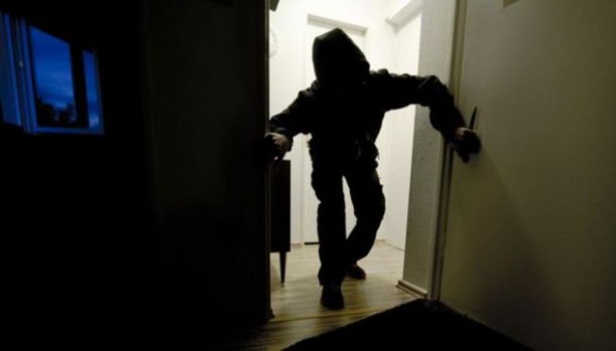 60 vjeçarja lidhet e rrihet me hekur nga grabitësit, e shkuara e saj vë policinë në mëdyshje