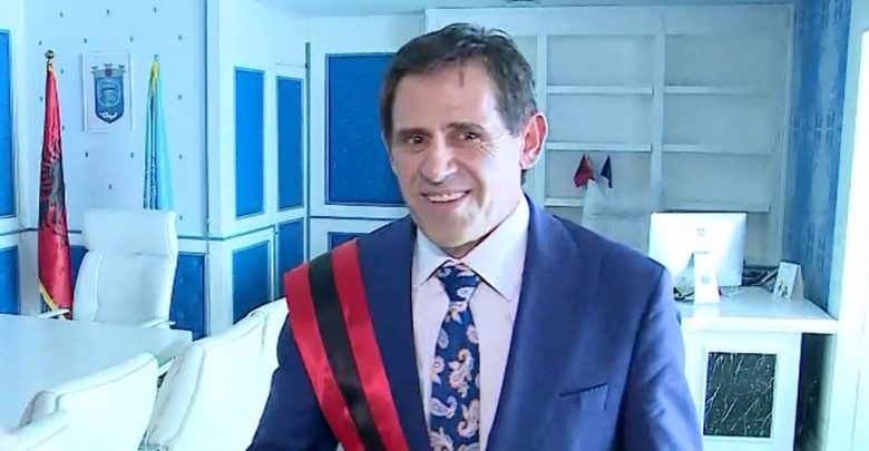 Foto/Xhelal Mziu tallet me Rakip Sulin:Shet rroba e perime në vend që të investojë