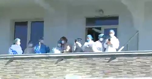 Këngë dhe valle në oborrin e spitalit covid 2