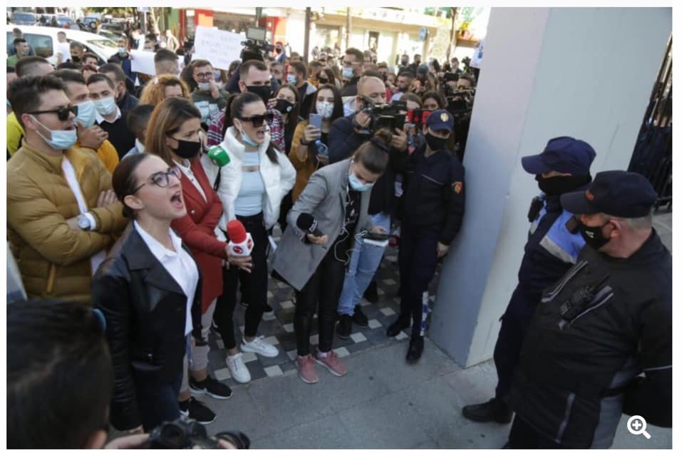 FOTO/ Studentët do bojkotojnë mësimin online, i drejtohen qeverisë: Ju jeni virusi!