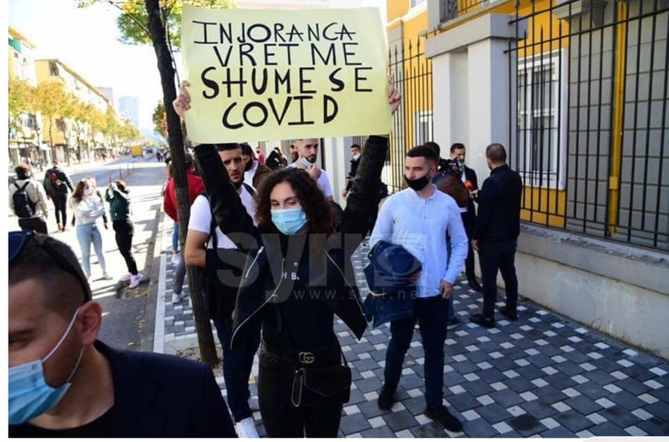 FOTO/ Studentët do bojkotojnë mësimin online, i drejtohen qeverisë: Ju jeni virusi!