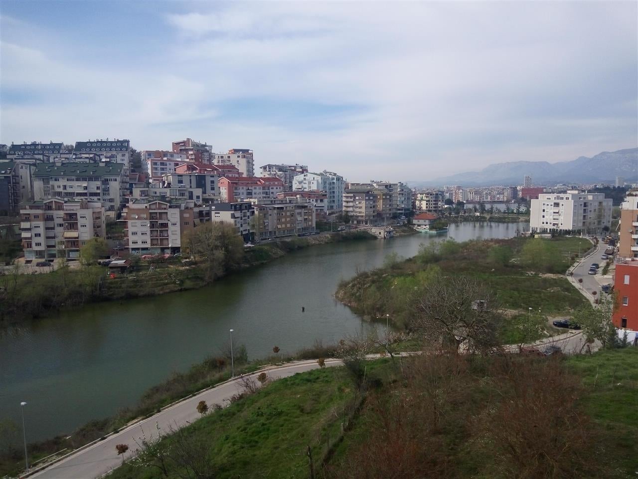 FOTO/’Kucedra’ e bashkise than Liqenin e Thate