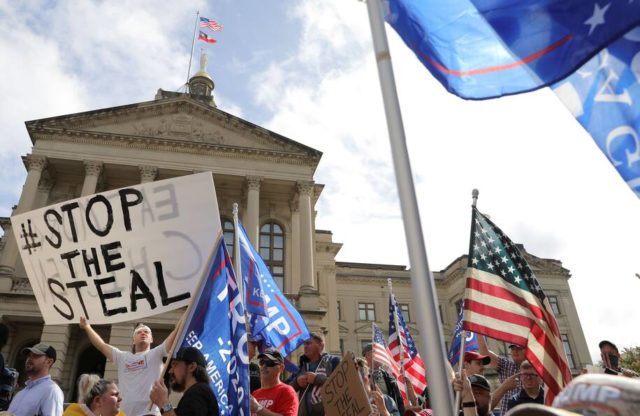 “Stop vjedhjes” Mbështetësit e Trump kundërshtojnë rezultatin