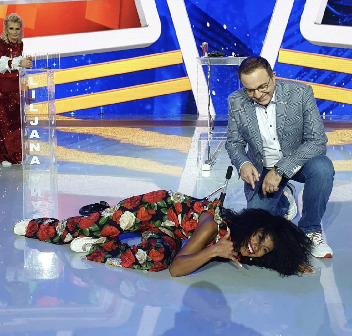 Andresa bie ne skenë, Gjebrea e merr me të qeshur