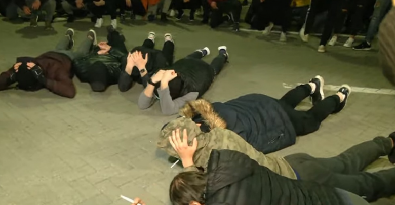 Protesta ne Tirane, te rinjte lene bulevardin, drejt policise se Tiranes