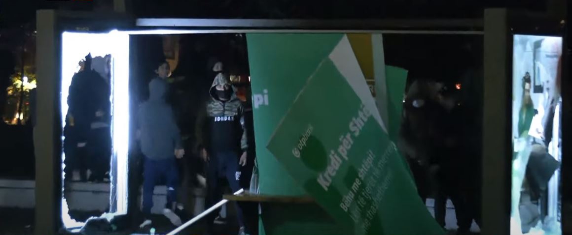 Protesta, përplasje, gurë e kapsolla para kryeministrisë