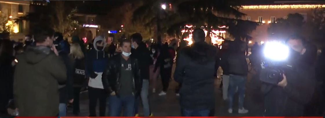 Protesta ne Tiranë, një pjesëmarrës: Nuk iki nga protesta deri sa të rrëzojmë këta maskarenj