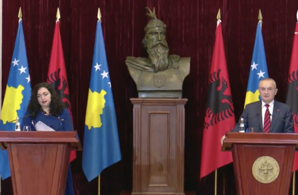 Vjosa Osmani në Tiranë, i kërkon Parlamentit të Shqipërisë të miratojë një dokument