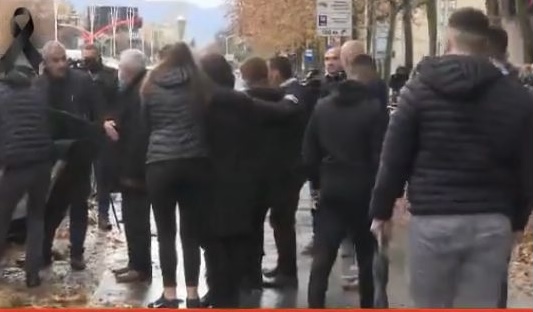 Familja percjell Klodian Rashën në varreza: Punoi gjithë ditën në llaç, ne mbrëmje u vra nga policia