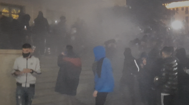 Protestuesit perdhosin bashkine dhe djegin pemen e zbukuruar ne Sheshin Skenderbej