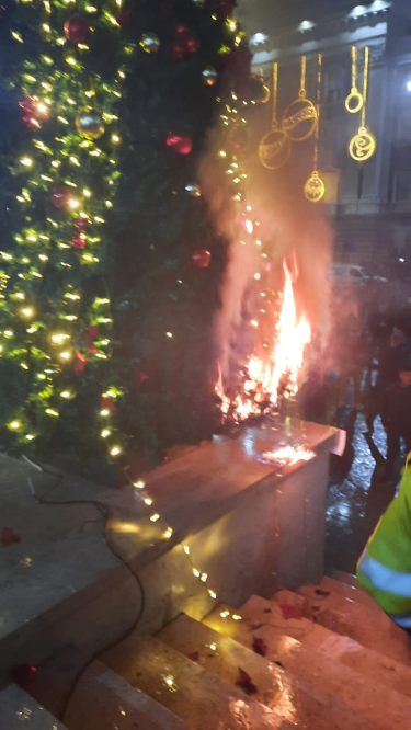 Protestuesit djegin pemën me zbukurime te zyra e Ramës, motra e Klodianit mes protestuesve