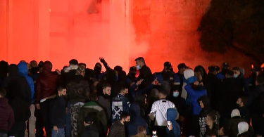 Protestuesit perdhosin bashkine dhe djegin pemen e zbukuruar ne Sheshin Skenderbej