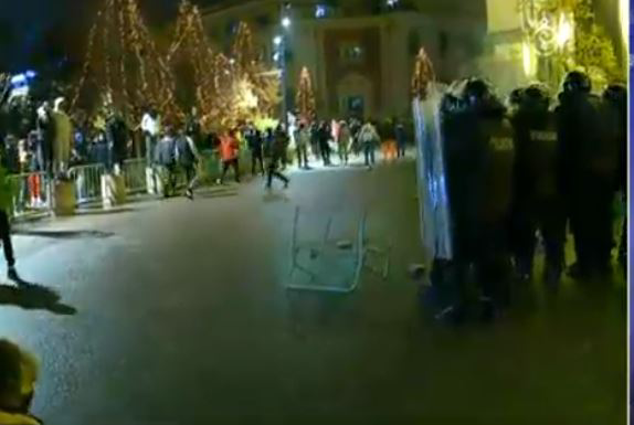 Protestuesit zgjojnë Tiranen nga gjumi i gjatë, ikja e Lleshajt e pamjaftueshme