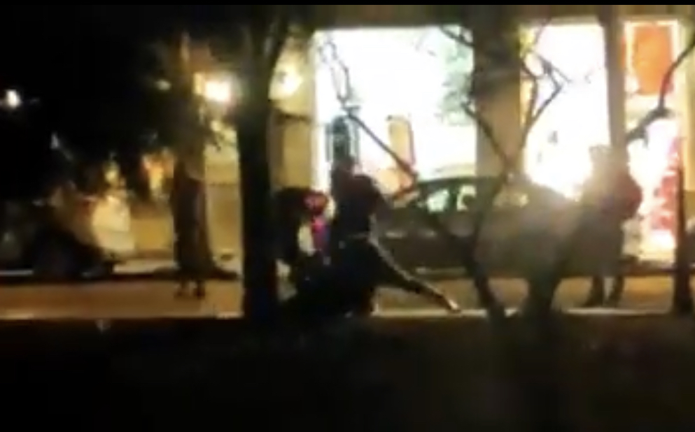 VIDEO/ Protestuesit, kërkesë policëve speciale që rrahin të rinjtë: “Mos e rrif mor të q*fsha motrën”