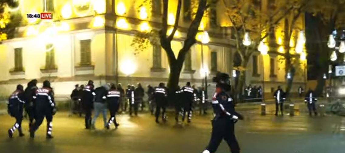 Bulevardi në tym, policia përdor gaz lotësjellës dhe shoqëron protestues