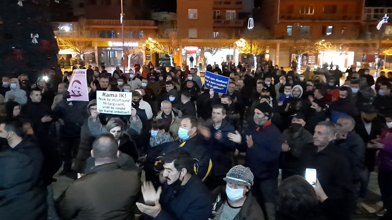 Lushnja në protestë për të dytën ditë