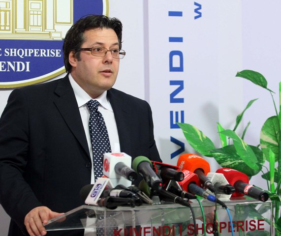 Paloka: Shqiptarët të braktisur në pandemi e varfëri, Rama i shpenzon paratë tona në një udhëtim kënaqësie