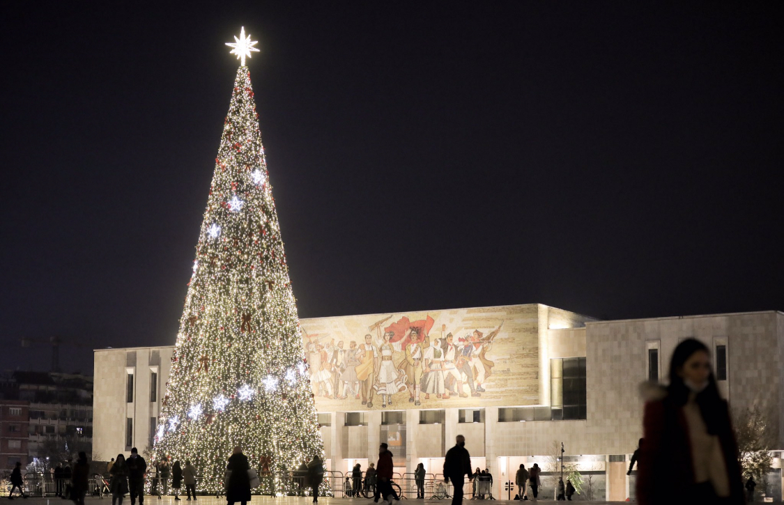 Riparohet pema në Sheshin Skënderbej, shtohet një simbol që ta mbrojë nga djegia tjetër