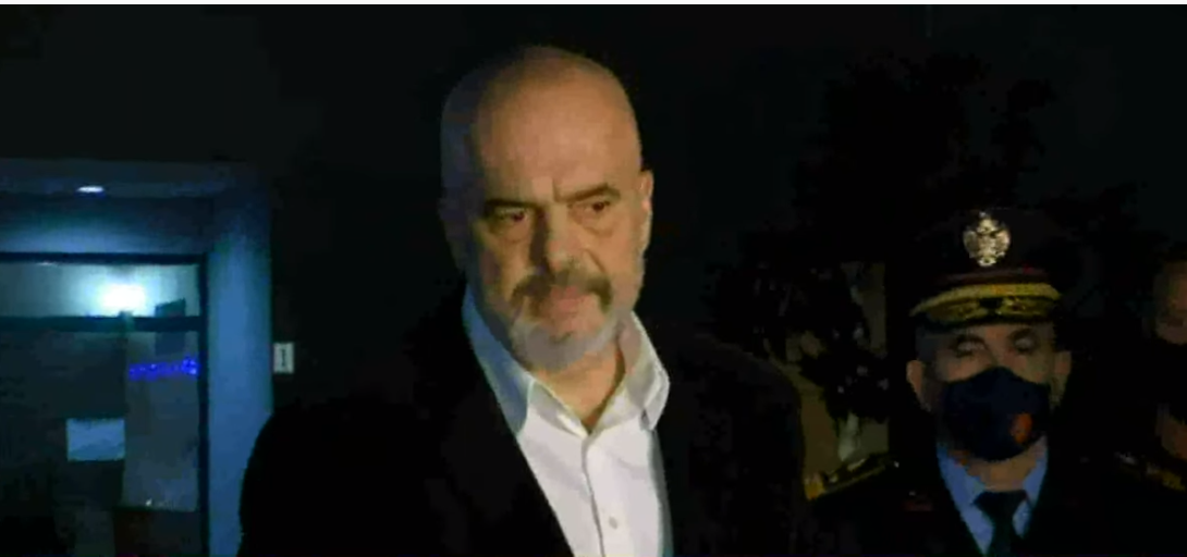 Protestuesit kërkojnë largimin e Ardi Veliut, Rama shkon me të në QSUT të vizitojë efektivët