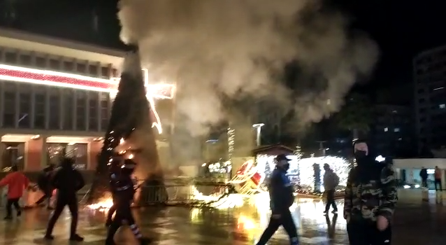 Durrësi në flakë, protestuesit djegin dhe pemën e Krishtlindjeve