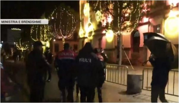 FOTO/Me shqelma e grushta Policia shoqëron disa protestues