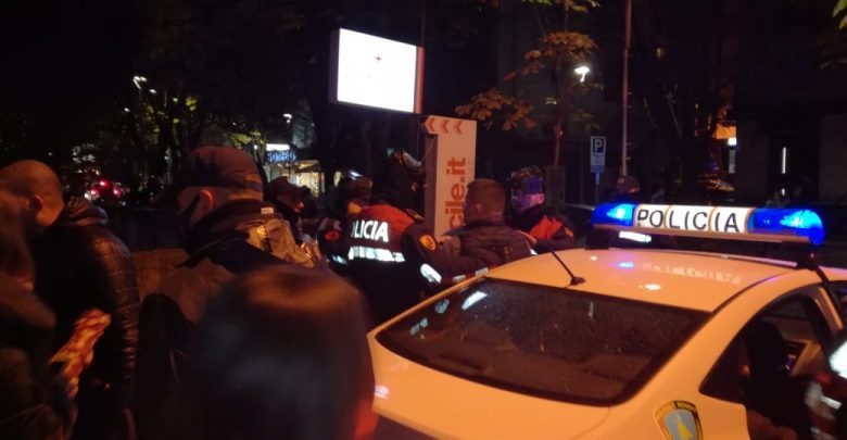 Shoqërohet me forcë kryeredaktori, ndërhyri se policët po rrihnin barbarisht një të mitur