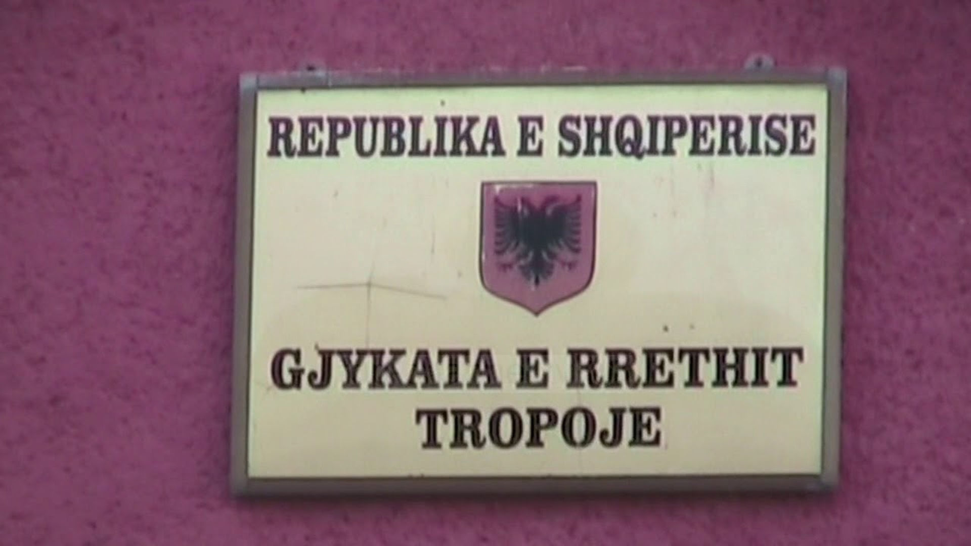 Gjykata e Tropojës pezullon punën, infektohet me covid një gjyqtar