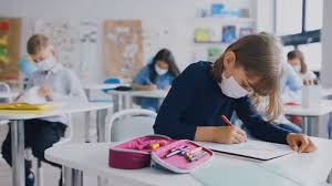 Itali/ Mësuesja u thot nxënësve të heqin maskat, Covid vret vetëm të moshuarit