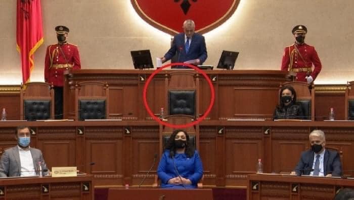 Osmani në Kuvend: Kosova nuk mund ta shpërblejë Serbinë me territorin e saj. Rama mungon në seancë