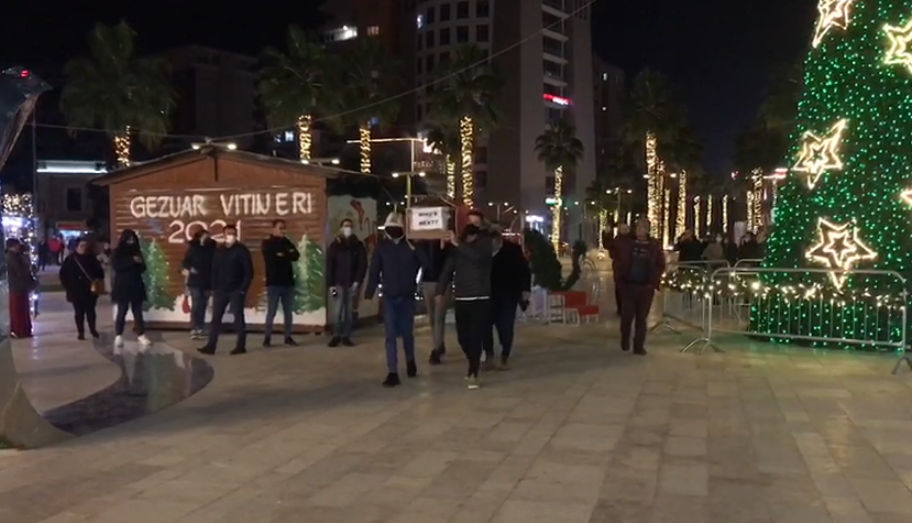 FOTO/ Në Durrës qytetarët protestojnë me arkivol në krahë