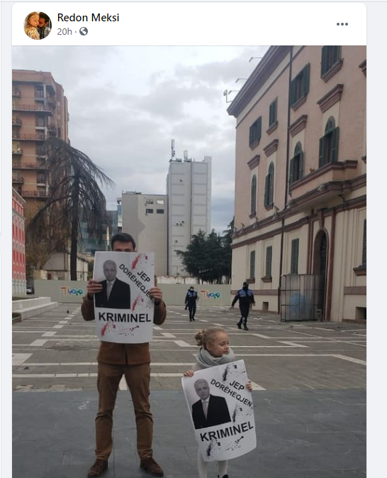 Djali i ish-kryeministrit në protestë me familjen e tij, për vrajsen e Rashës