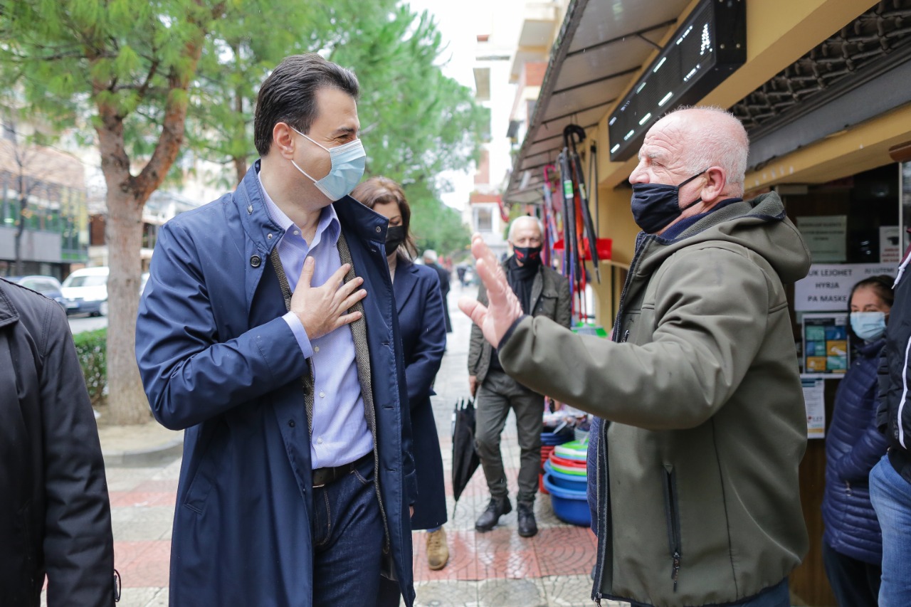 Basha takon bizneset në Lezhë, të braktisur nga qeveria përballë krizës