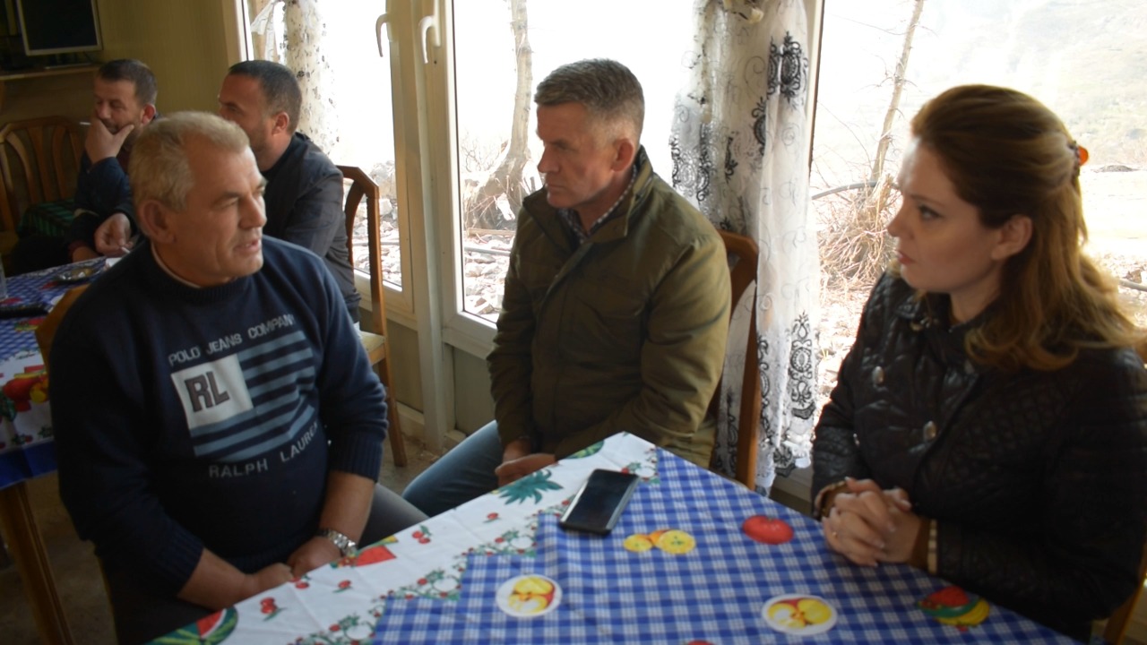 Të braktisur dhe të gjobitur pas tërmetit, familja që jeton pas perdes brenda një lokali fshati