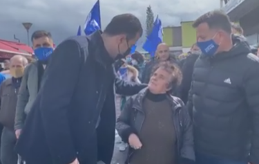 Basha në Vorë, e rrethojnë hallexhinjtë, e moshuara: Ma hoqën fare pensionin!