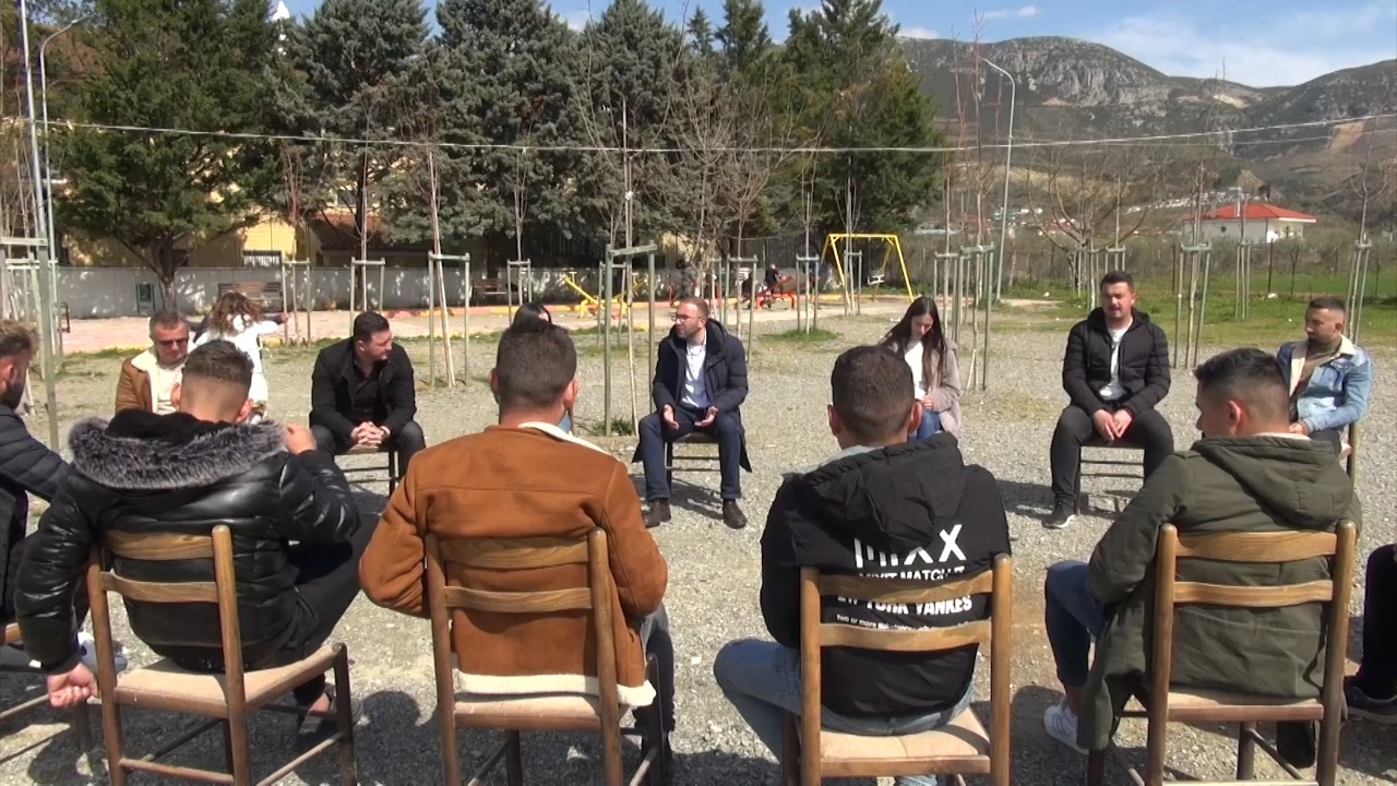 Gazment Bardhi me të rinjtë në Cërrik: Ndryshoni Shqipërinë me 25 prill