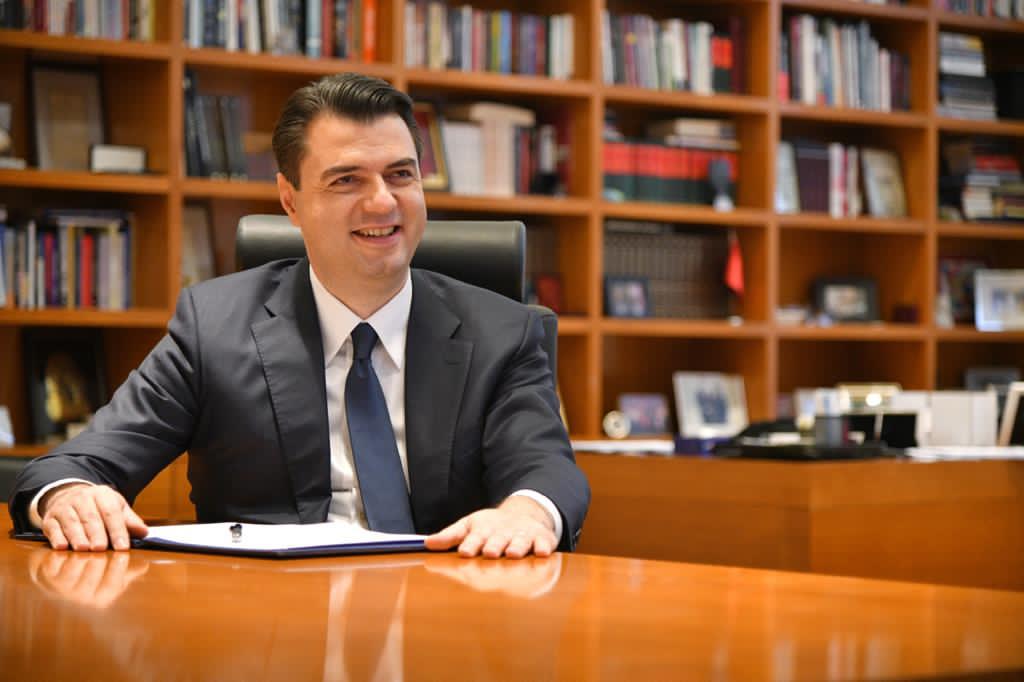 Komisioneri Hahn gjatë bisedës me Bashën: Opozita shqiptare, kontribut të jashtëzakonshëm për interesat kombëtare