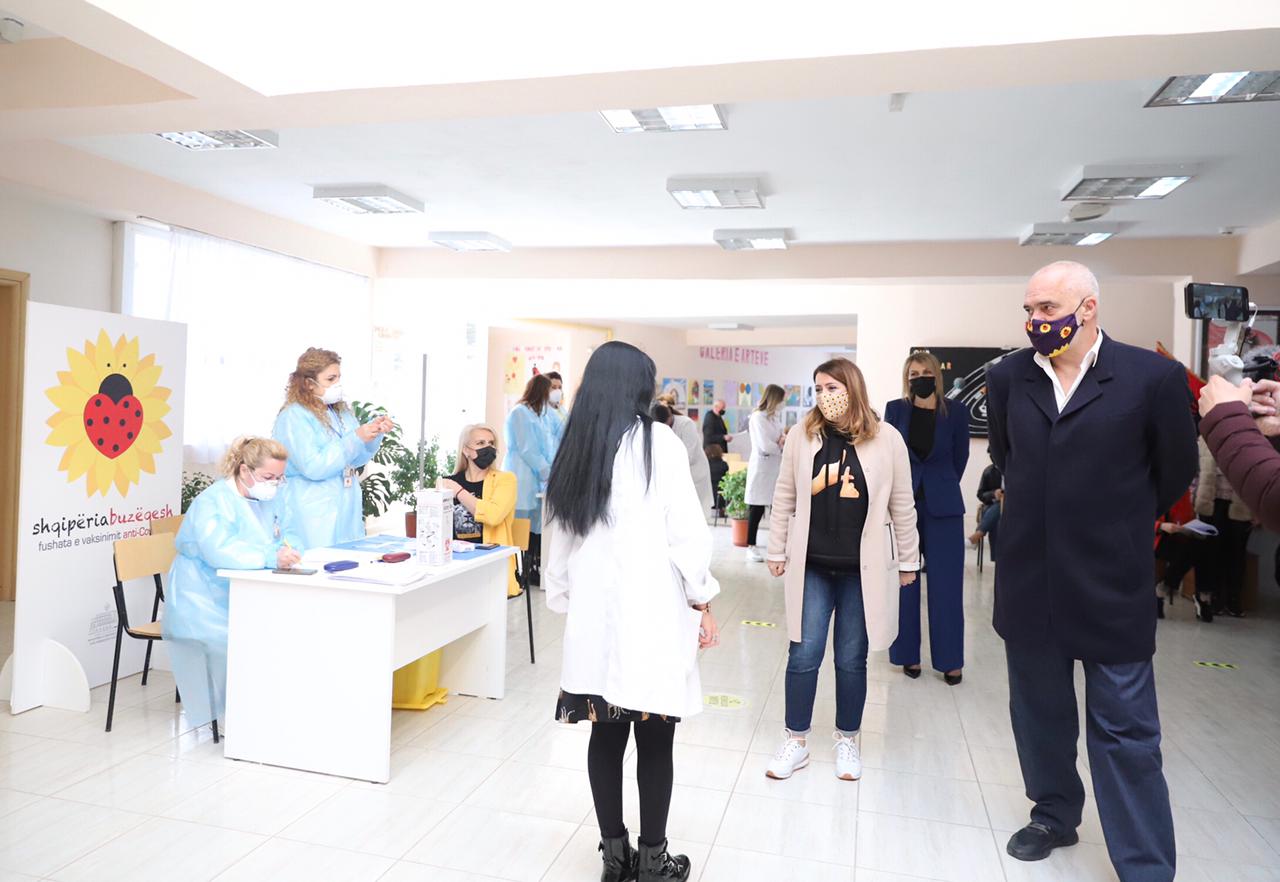 “ Procesi i vaksinimit pa asnjë problem, mbi 4300 mësues janë vaksinuar”
