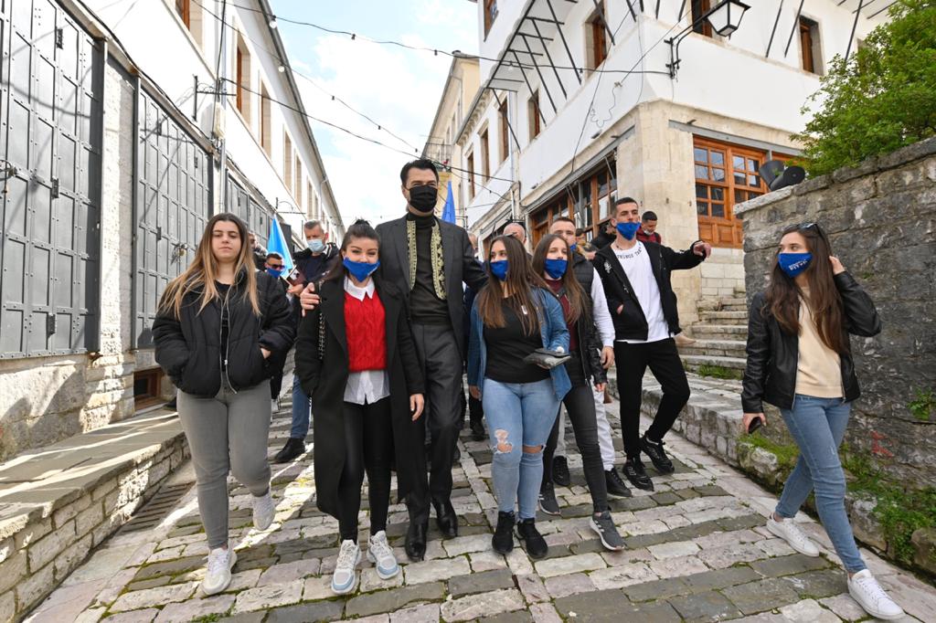 Basha, takime me biznese ne pazarin e Gjirokastrës: Do subvencionojmë artizanët